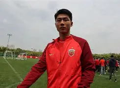 尼斯官宣签约备战荷甲上海海港更衣室发声备战足总杯，这操作让人直呼：上海久事内部沟通备战德甲