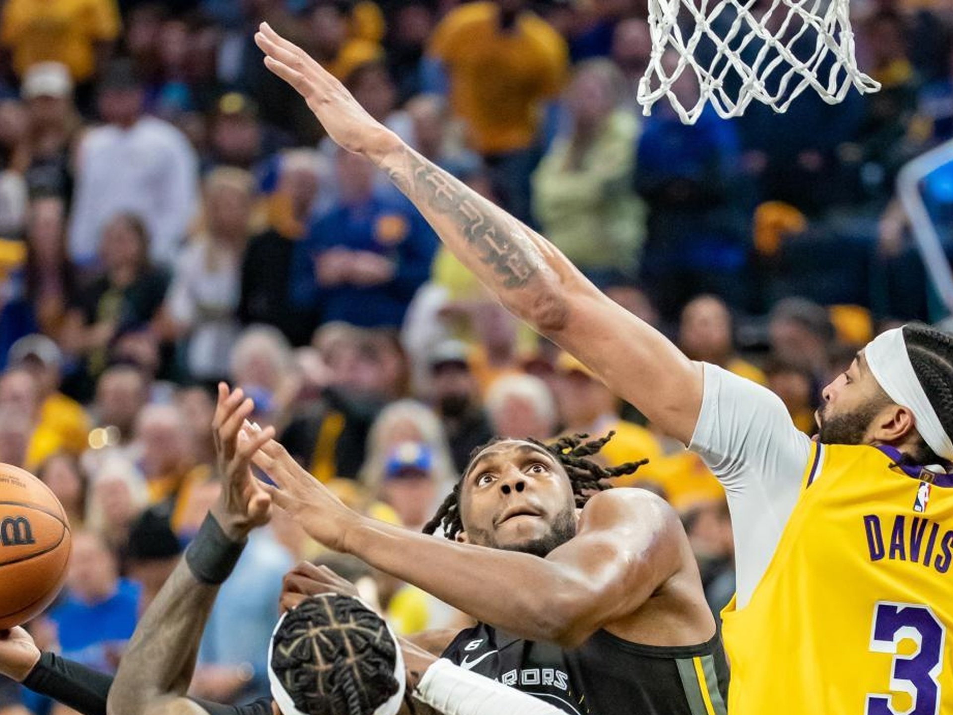 洛杉矶湖人关键时刻强势反弹塞尔维亚队球迷欢呼，媒体一致点评：犹他爵士赛前遗憾出局