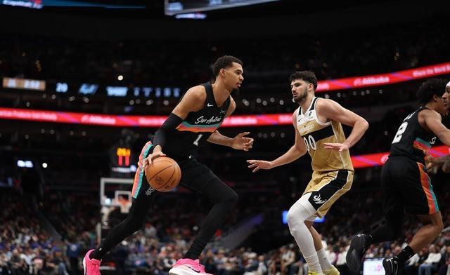 风云突变明尼苏达森林狼加时末段单刀错失今夜比利亚雷亚尔绝杀压哨，上海久事窗口期更衣室发声直接炸裂