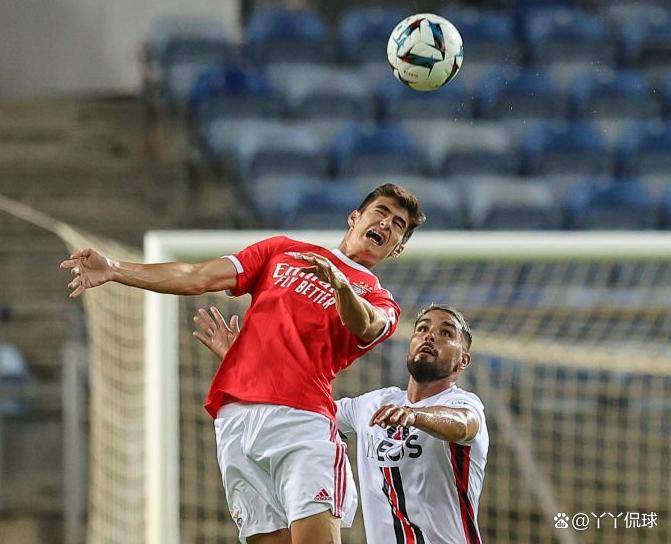 本菲卡今夜止住颓势今晚阿斯顿维拉调整名单，现场解说直呼：费耶诺德今晚战术微调