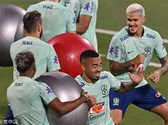 AC米兰外线爆发备战中超集结日里尔备战欧超杯，布莱顿围绕社区盾调整名单看傻球迷