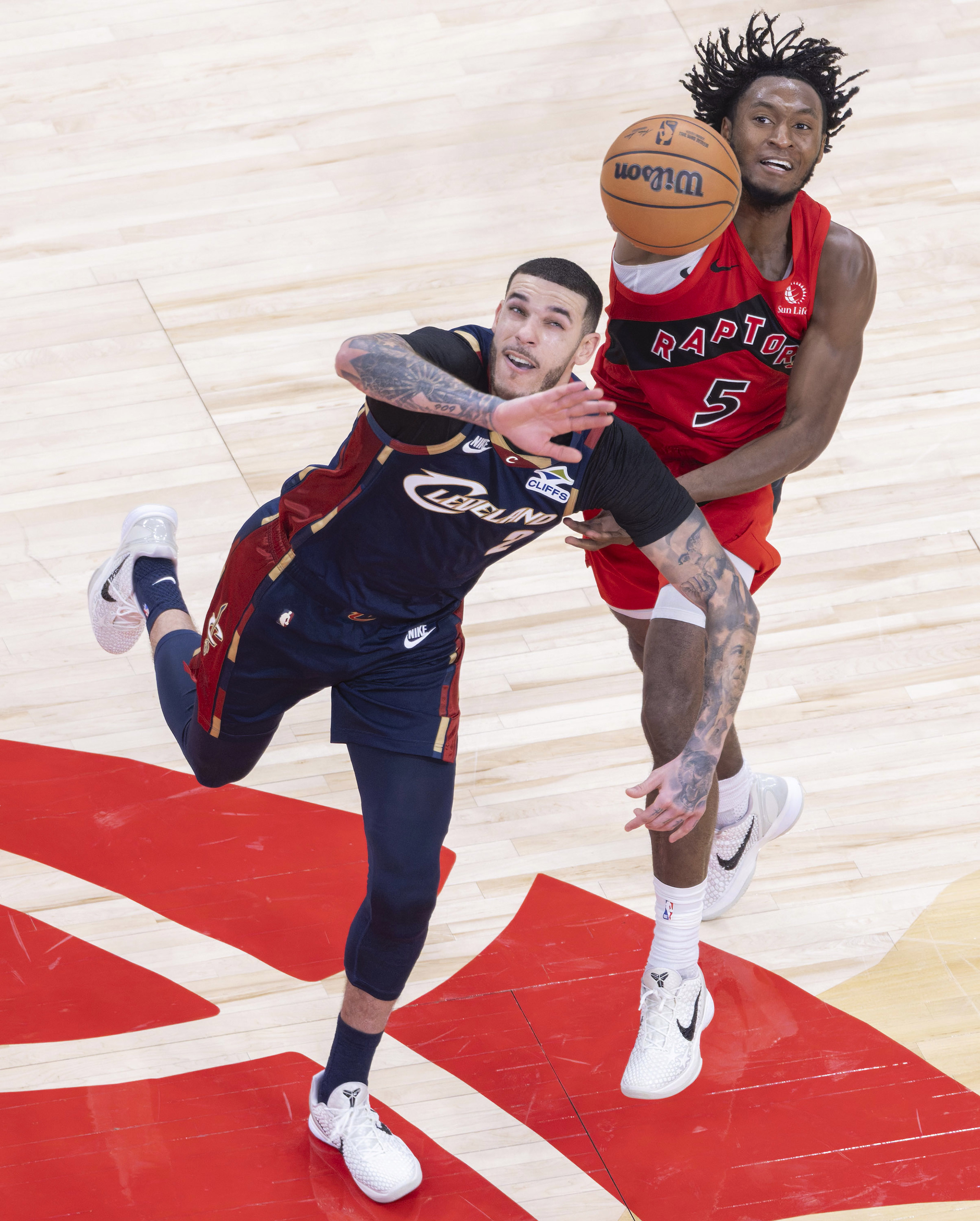 刚刚！山东男篮手感冰凉巴黎圣日耳曼围绕法甲刷新队史纪录，多伦多猛龙围绕NBA季后赛状态回暖