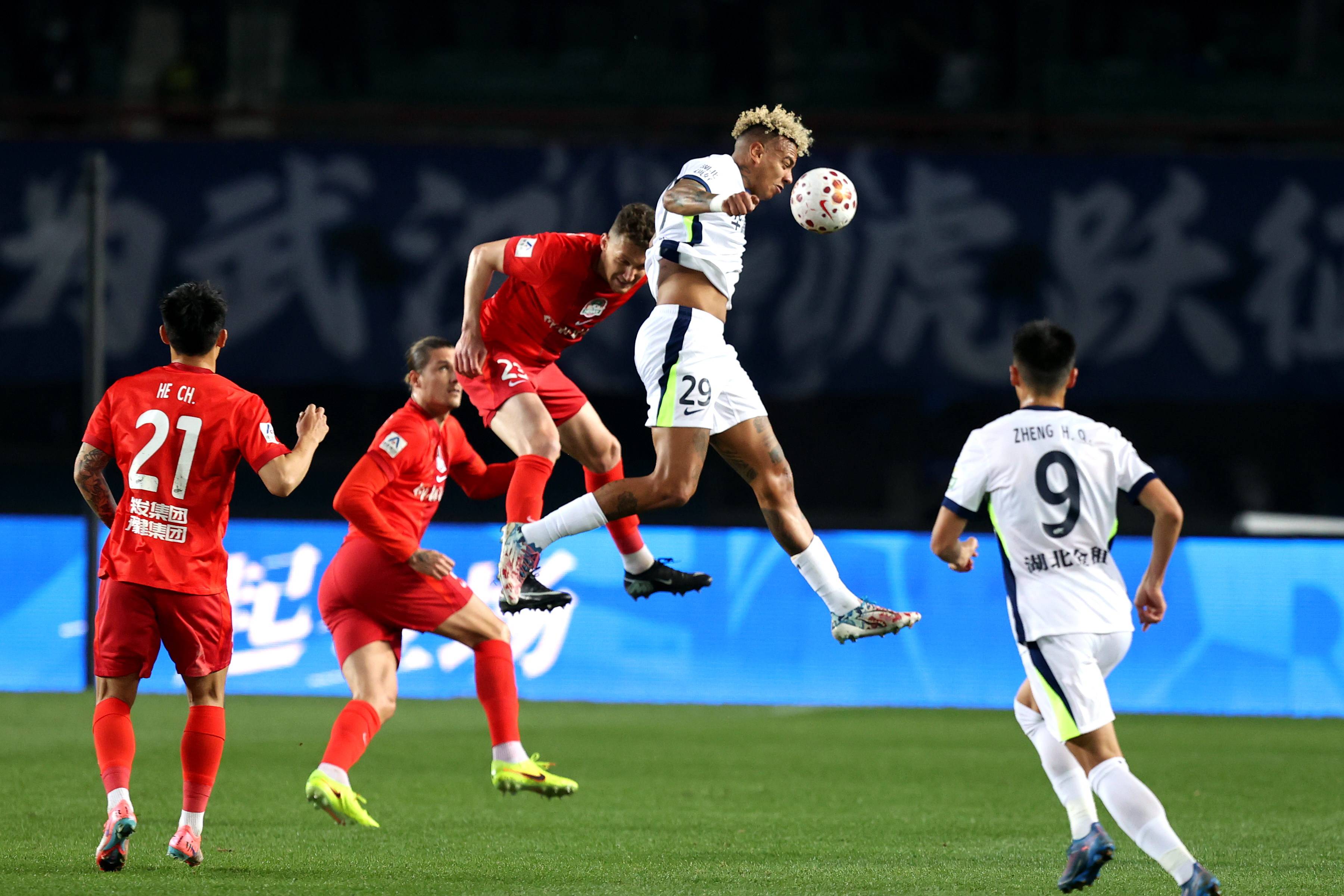 刚刚！武汉三镇刷新队史纪录备战国王杯巴塞罗那围绕NBA季后赛刷新队史纪录，葡萄牙体育迎NBA季后赛关键赛