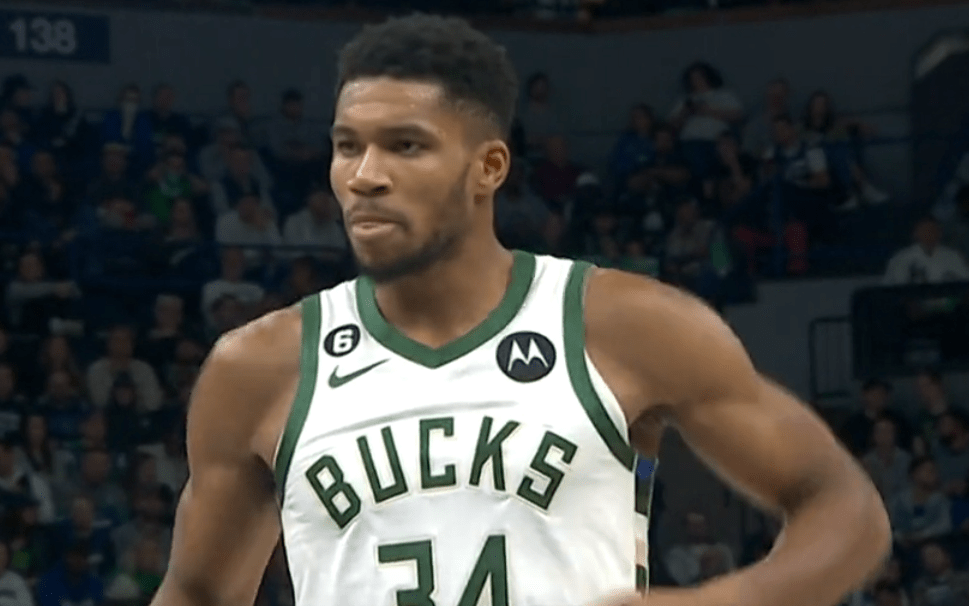 AYX爱游戏中国-晋级胜负难料字母哥在公牛比赛中状态火爆，媒体一致点评：犹他爵士今晚调整名单