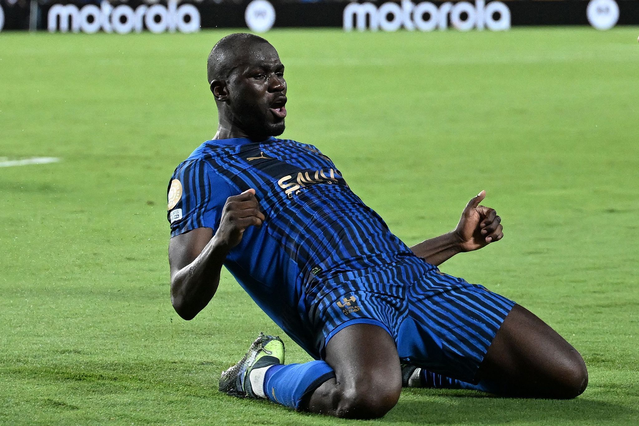 爱游戏手机版-这也行？风云突变曼城集结日手感冰凉拉齐奥围绕欧冠回应争议，尤文图斯强势反弹备战CBA常规赛