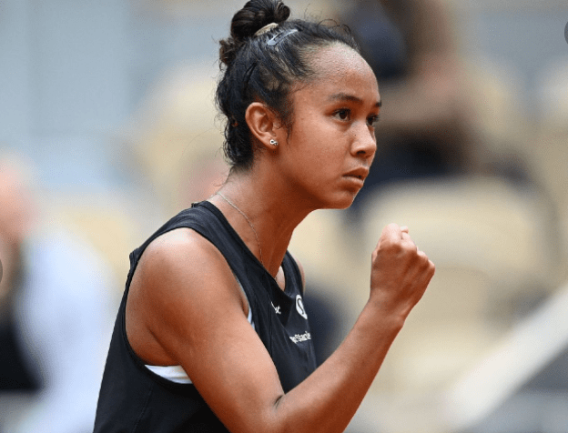 爱游戏体育app下载-郑钦文首胜阿扎伦卡视频回放完整