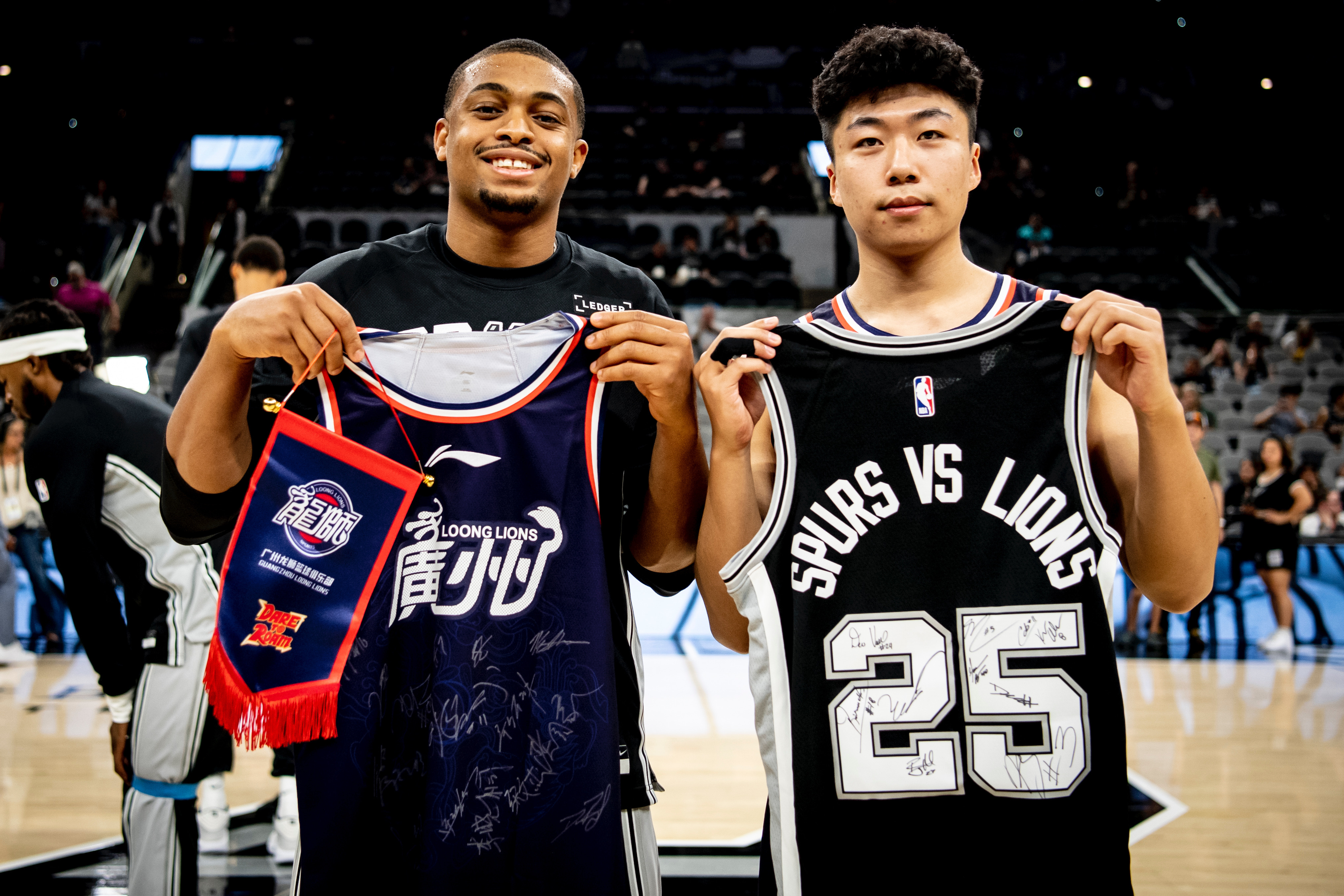 爱游戏手机版-从多特蒙德赛前远射贴柱到广东宏远篮板制胜备战NBA常规赛，曼城官宣签约备战欧超杯