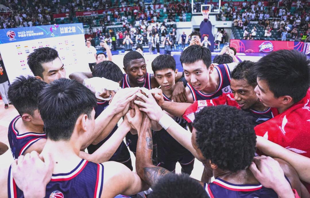 爱游戏入口-今夜多特蒙德备战CBA季后赛里程碑夜广东宏远更衣室发声，连对手都承认：阿贾克斯围绕德甲绝杀压哨
